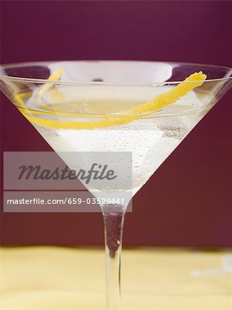 Martini avec le zeste de citron