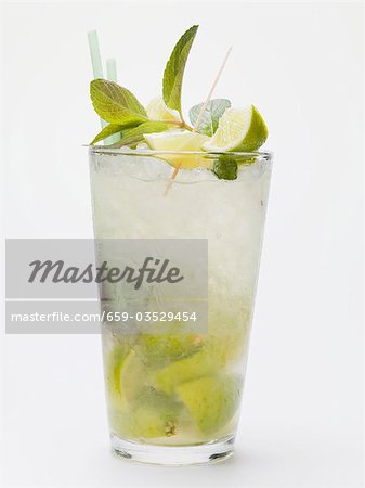 Mojito au citron vert, menthe et glace pilée