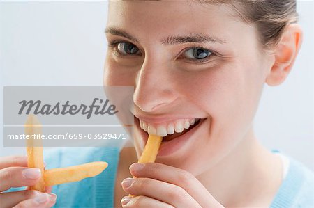 Junge Frau, Chips Essen