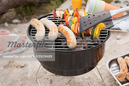 Grillen am Ufer eines Flusses