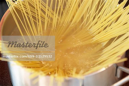 Spaghetti dans une casserole (gros plan)