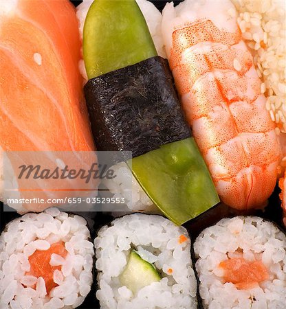 Verschiedene Sushi von oben (Nahaufnahme)