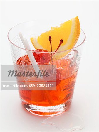 Manhattan avec cerises cocktails et orange wedge