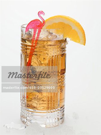 Rhum boissons avec des glaçons et orange wedge Rhum boissons avec des glaçons et orange wedge