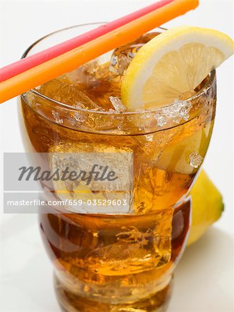 Rhum boisson avec des cubes de glace et de citron Rhum boisson avec des cubes de glace et de citron