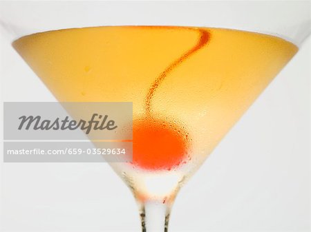 Manhattan avec cerise cocktail (gros plan) Manhattan avec cerise cocktail (gros plan)