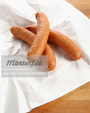 Trois saucisses farcies au fromage sur papier