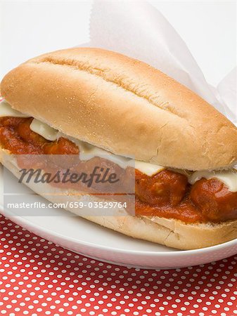 Sandwich sub aux boulettes de viande avec sauce tomate et fromage