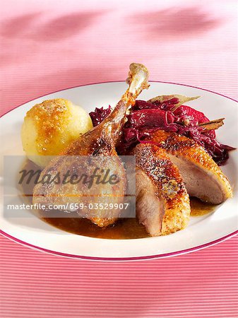 Rôti d'oie avec quenelles de pommes de terre et le chou rouge