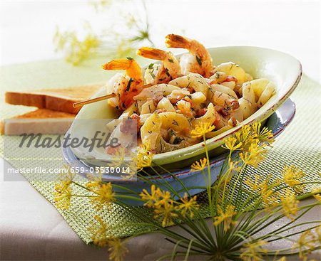 Concombre cuit avec brochette de crevettes