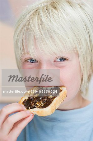 Junge Essen Vegemite auf Toast (Australien)