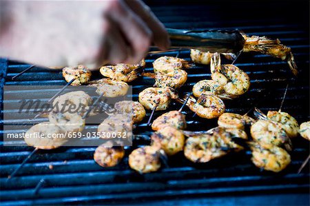 Brochettes de crevettes sur un barbecue Brochettes de crevettes sur un barbecue