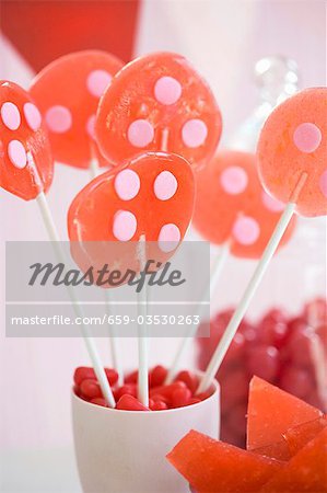 Hausgemachte Lollipops in einer Tasse