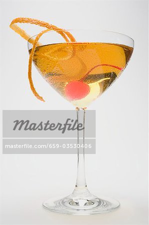 Manhattan aux zestes d'orange et de cerise cocktail Manhattan aux zestes d'orange et de cerise cocktail