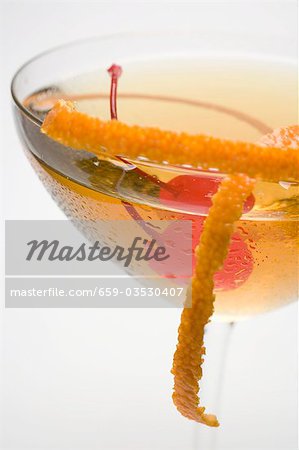 Manhattan mit cocktail Kirsche und orange Zest (Nahaufnahme)