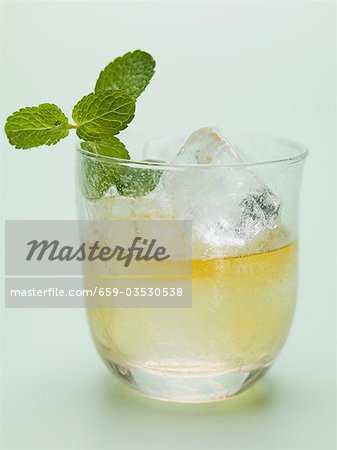 Mojito à la menthe et les glaçons