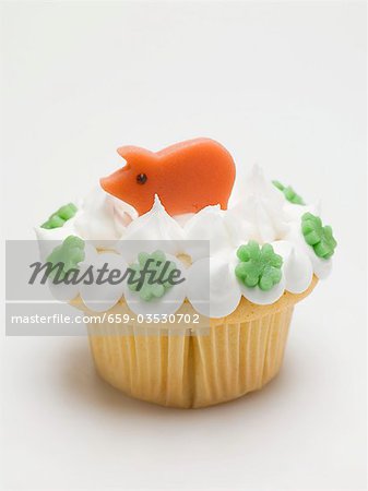 Cupcake avec cochon porte-bonheur et trèfles