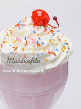 Milk-Shake à la crème, sprinkles & cerise cocktail (gros plan)