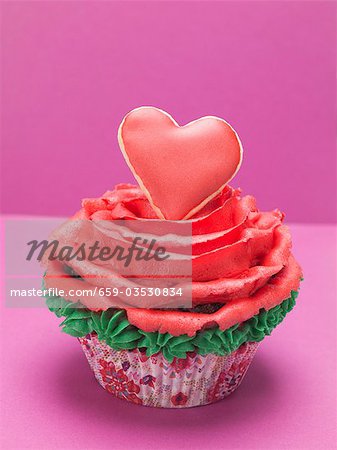 Cupcake mit roten Marzipan stieg und Gebäck rot Herz