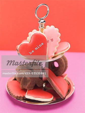 Biscuits en forme de coeur avec glaçage rose & rouge & de gâteaux au chocolat