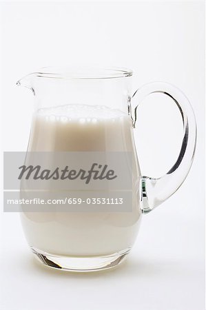 Lait dans la verseuse en verre