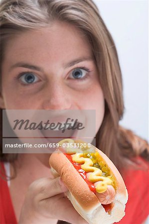 Frau Essen einen Hot Dog mit Senf