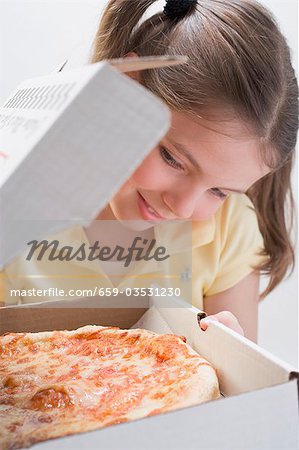 Girl looking at frische Pizza im Pizza-Schachtel