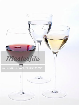 Glas Rotwein, Weisswein Glas und Glas Wasser