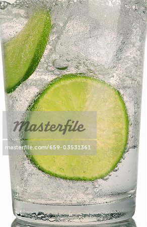 Gin and tonic avec des tranches de citron vert Gin and tonic avec des tranches de citron vert