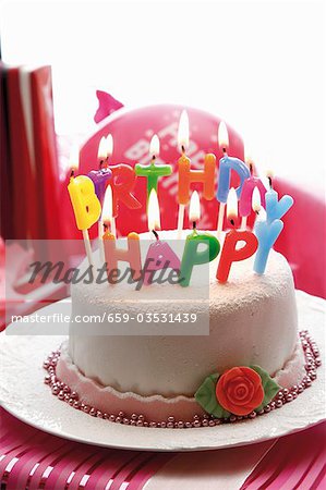 Gateau D Anniversaire Avec Des Bougies De Lettre Photographie De Stock Masterfile Premium Libres De Droits Code 659