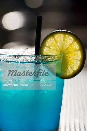 Margarita bleu avec une tranche de citron vert Margarita bleu avec une tranche de citron vert