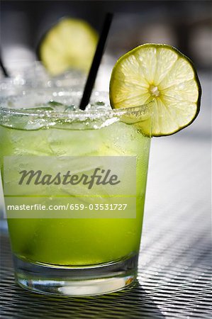 Margarita sur les rochers avec une tranche de citron vert