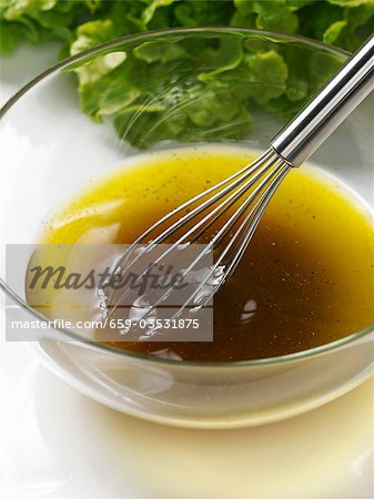 Sauce à salade (vinaigrette) dans un plat de verre au fouet