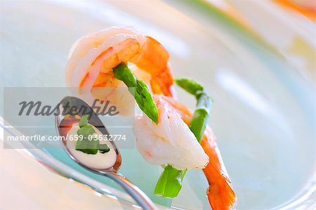 Roi crevettes avec des asperges vertes, mayonnaise & trempette au vinaigre balsamique