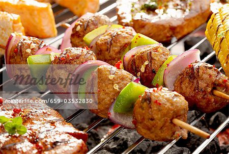 Brochettes de viande, oignon et le poivre sur le barbecue