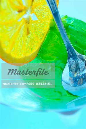 Pistazien-Eis mit kandierten Orange Scheibe