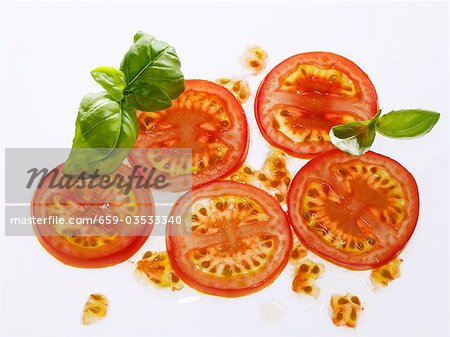 Tranches de tomate et de basilic