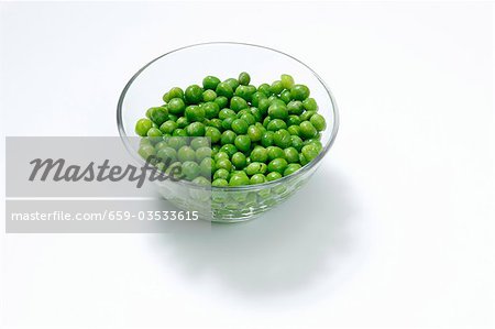 Freshly shelled peas in a dish