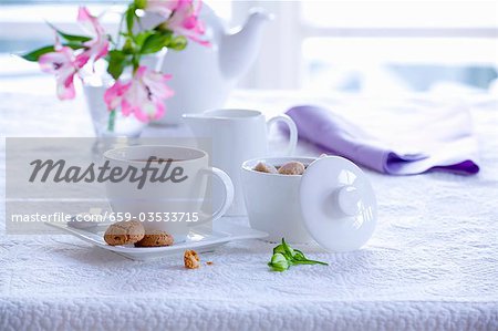 Une tasse de thé avec les amaretti