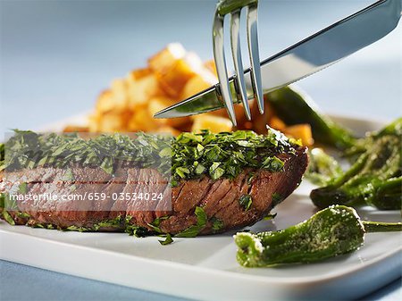 Steak recouvert de fines herbes avec Pimientos de Padron