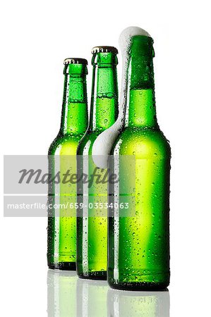 Trois bouteilles de bière, un ouvert Trois bouteilles de bière, un ouvert