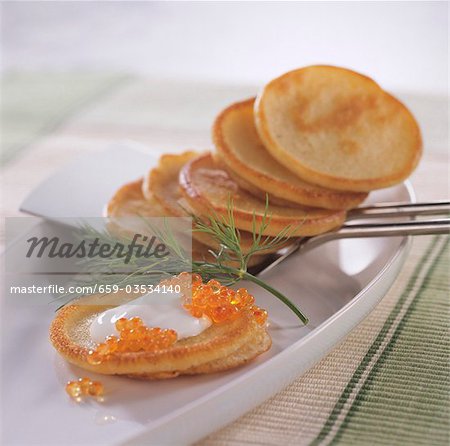 Blinis avec crème sure et caviar