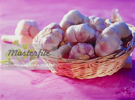 Bulbes de l'ail frais dans un panier