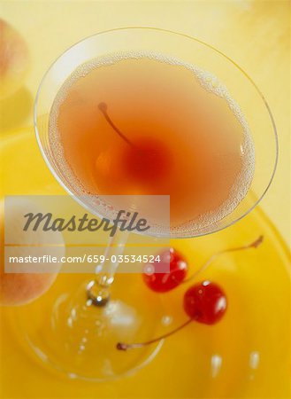 Un Manhattan avec cerise cocktail
