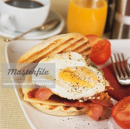 Spiegelei, Speck, Käse & Tomaten auf Brot roll zum Frühstück