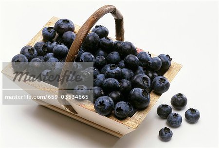 Bleuets dans un panier en bois