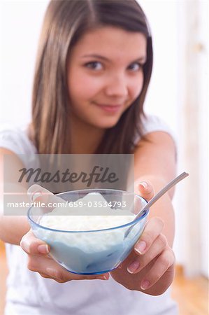 Mädchen mit eine Schüssel Joghurt