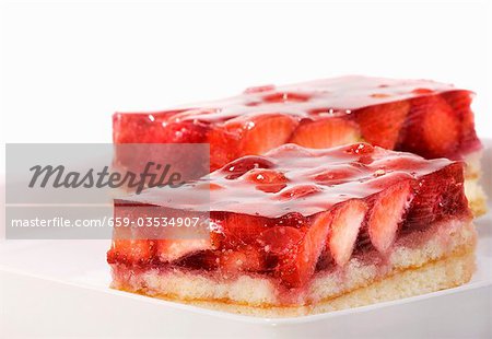 Deux Morceaux De Gateau Aux Fraises Avec Gelatine Photographie De Stock Masterfile Premium Libres De Droits Code 659