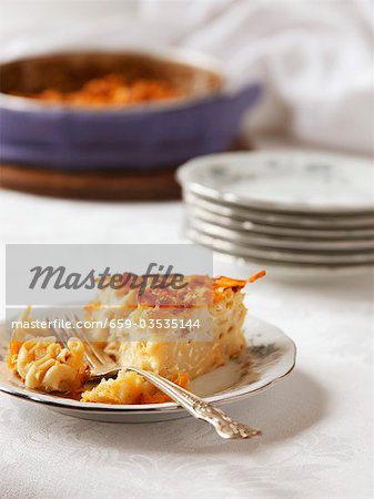 Tranche de fromage sur une assiette et macaronis cuits au four