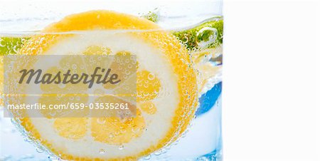 Un verre d'eau avec une tranche de citron